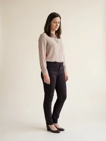 Mulher usando uma blusa leve combinada com calça jeans