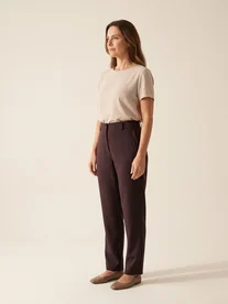 Mulher de corpo inteiro usando uma calça de cintura alta