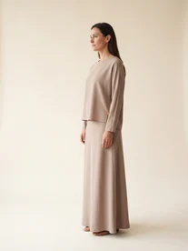Mulher de corpo inteiro usando um conjunto de blusa e saia do mesmo tecido